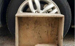 汽车轮子上靠一块木板（车轮旁边放木板干嘛用的）