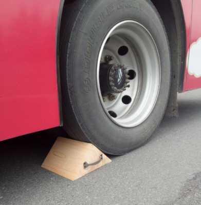 轮胎与木板的碰撞事故（轮胎撞车）