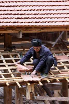 用木板盖的农村房子屋顶（农村用木头做屋顶盖瓦）