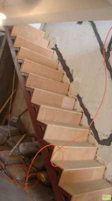 木板包围楼梯安装（木工包楼梯边）