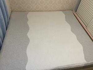 乳胶床垫放木板床有水珠（乳胶床垫下面为什么有水）-图1
