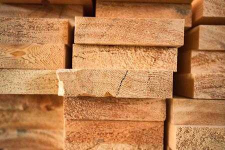 实木板材和锯木板材的区别（实木和板材哪个结实）-图1