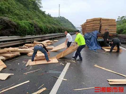 3吨木板掉落高速公路（3吨木板掉落高速公路怎么处罚）-图3